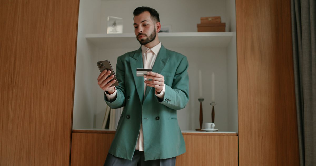 Person använder mobilen med BankID för att låna pengar direkt och få utbetalning samma dag