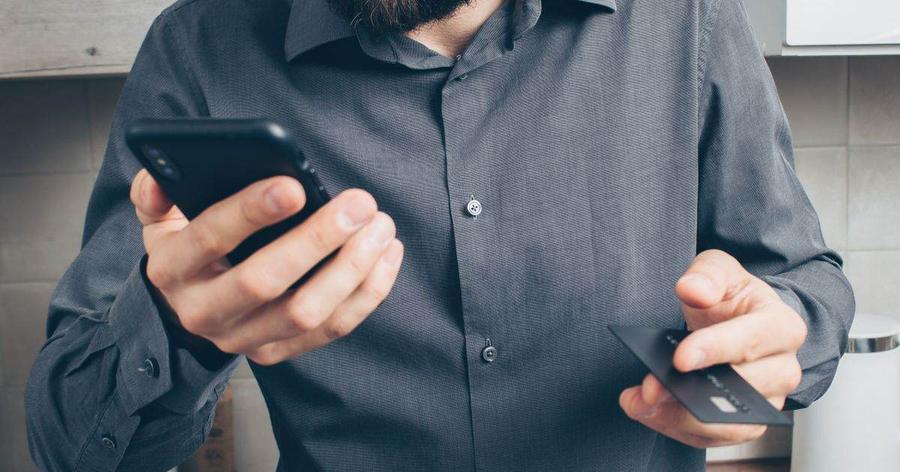 Person ansöker om SMS-lån på helgen i mobilen och signerar med BankID