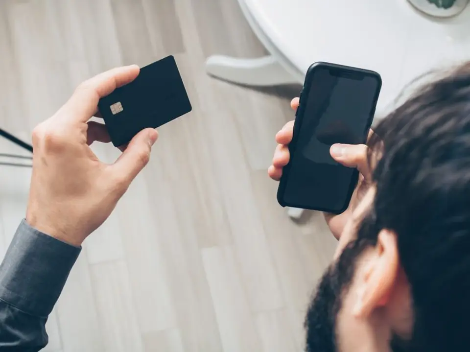 Person tar emot utbetalning från smslån via Swish i mobilen